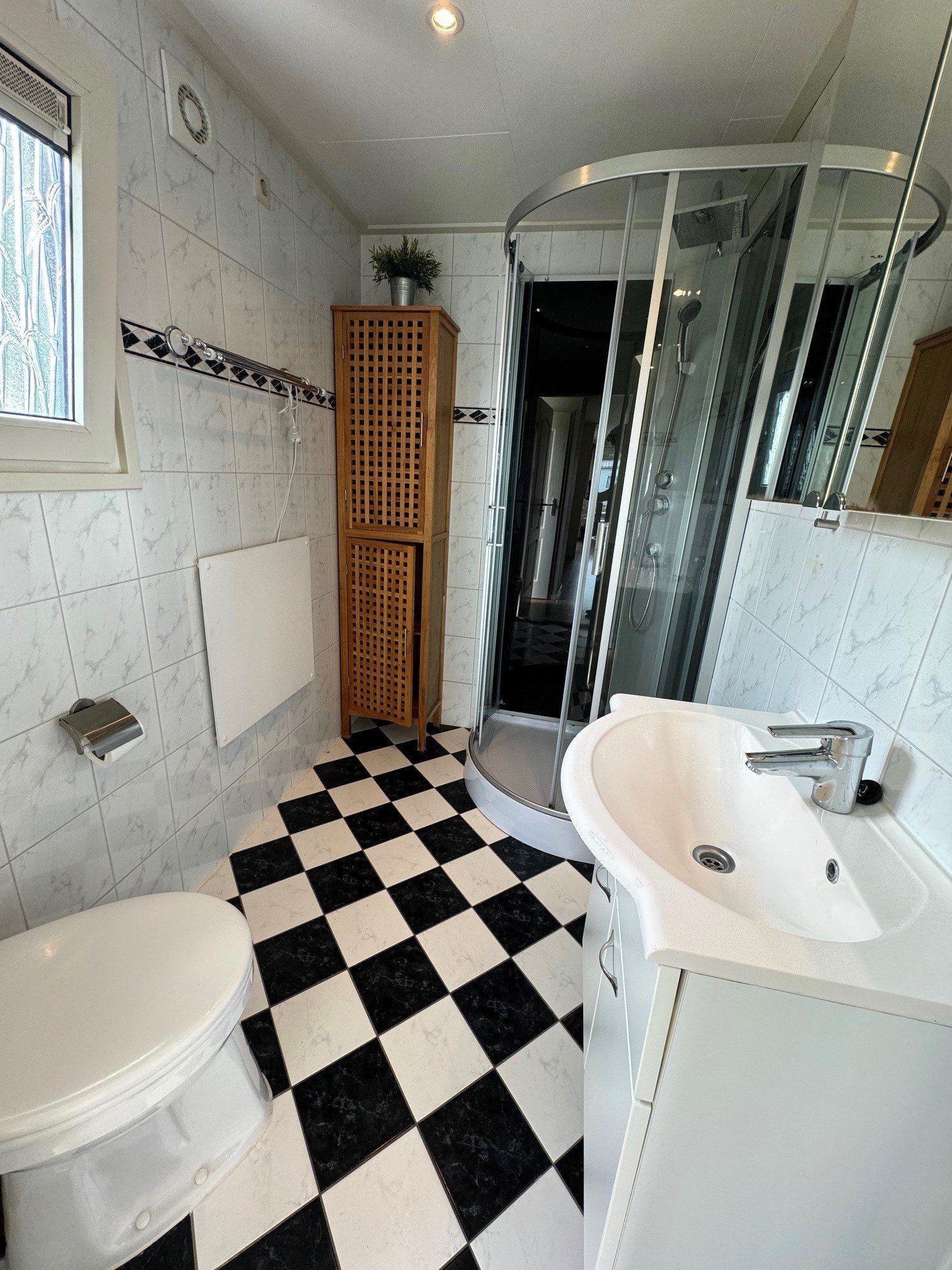 Bathroom 668c2c9ca1640