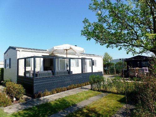 Campsite in Scharendijke with chalet